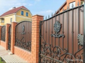 Кирпичный забор с ковкой  150 метров фото в Орехово-Зуево