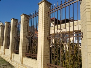 Кирпичный забор с ковкой  10 метров фото в Орехово-Зуево